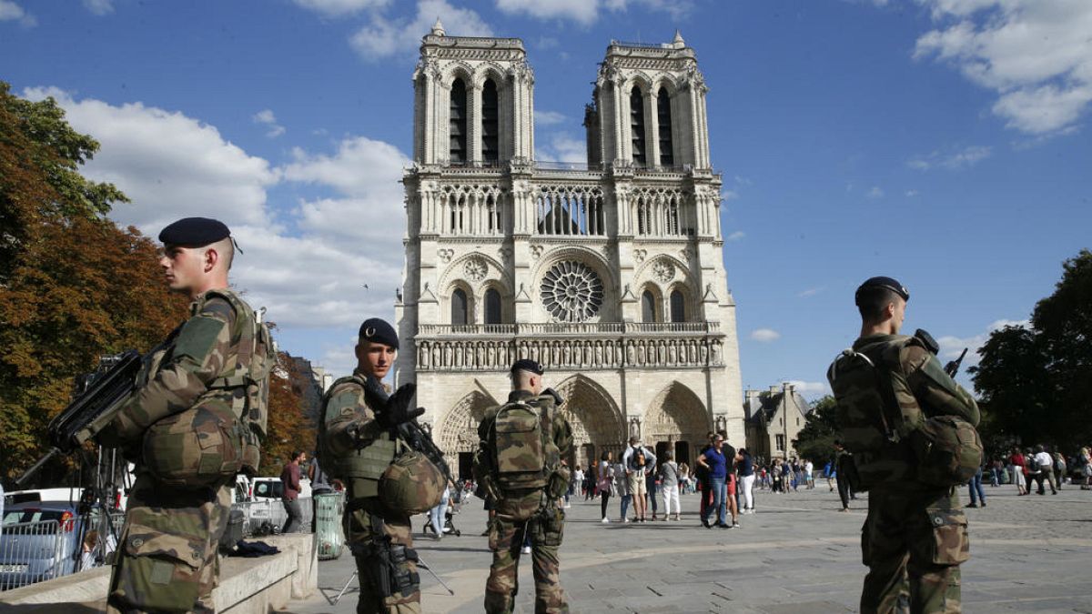 Paris'in tarihi yapılarından Notre Dame Katedrali'ne 2016 Eylül'ünde bombalı araçla saldırı hazırlığındayken yakalanan beş kadının yargılanmasına başlandı.
