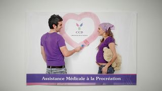 Francia, cosa prevede il progetto legge su procreazione assistita per coppie lesbiche e mamme single