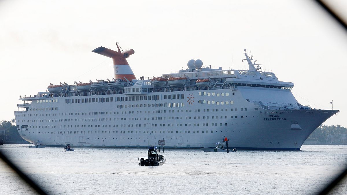 Norvégia a fjordjait, Cannes a kikötőjét zárja le az óriási üdülőhajók előtt