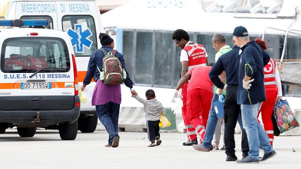 Ocean Viking, i migranti sbarcano a Messina Ocean Viking, i migranti sbarcano a Messina
