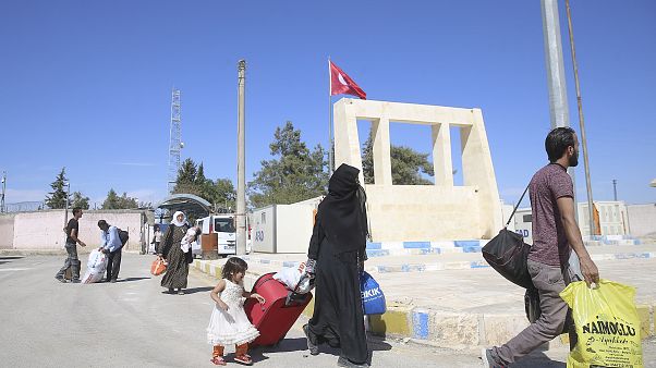 Türkiye, Kilis'te tutuklanan IŞİD üyesi iki Fransız kadın ile 9 çocuğunu ülkesine sınır dışı etti Türkiye, Kilis'te tutuklanan IŞİD üyesi iki Fransız kadın ile 9 çocuğunu ülkesine sınır dışı etti