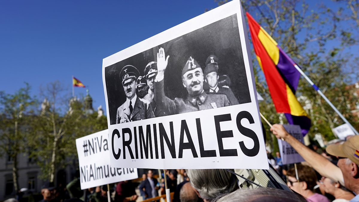 Испания: суд не возражает против переноса останков диктатора Франко
