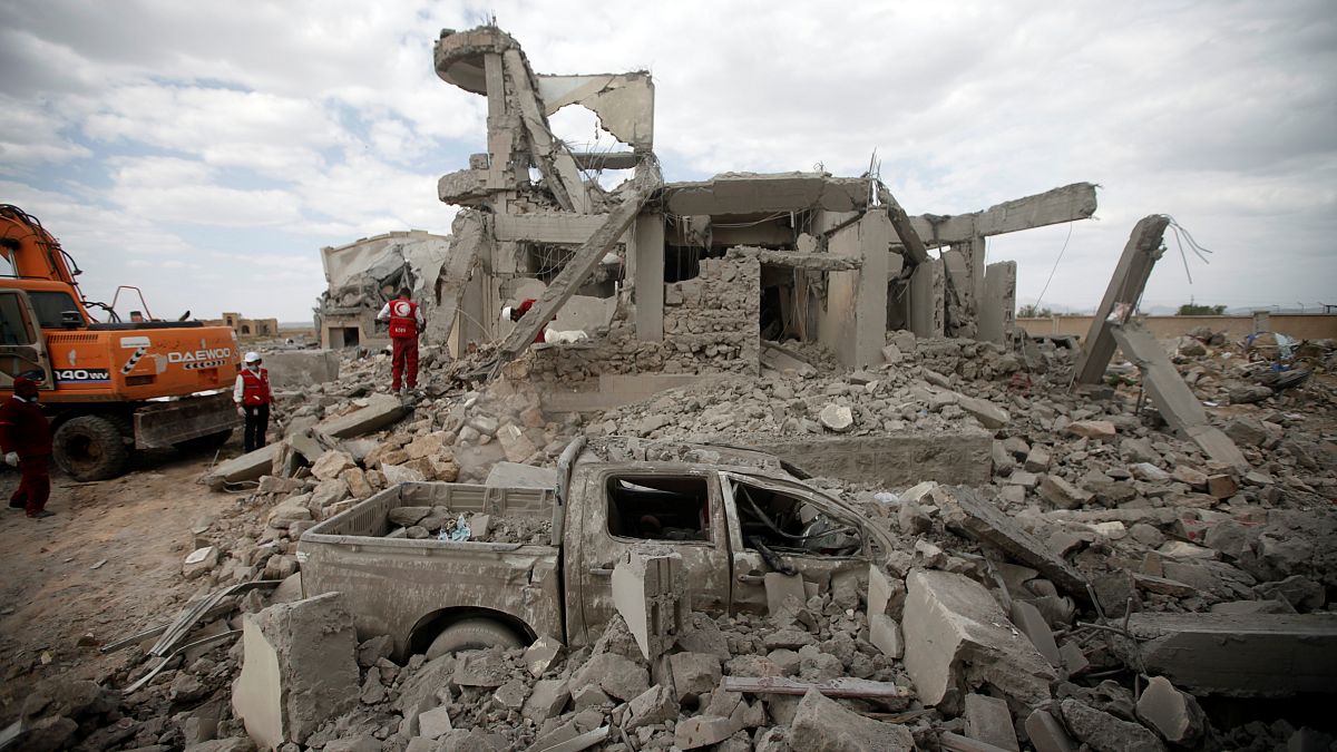 در حملات هوایی به یک شهر تحت کنترل حوثی‌ها در یمن ۱۷ نفر کشته شدند