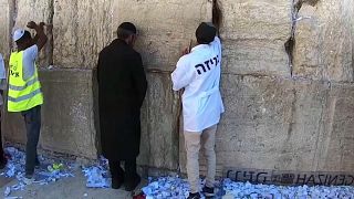 Из Стены Плача в Иерусалиме извлекли записки