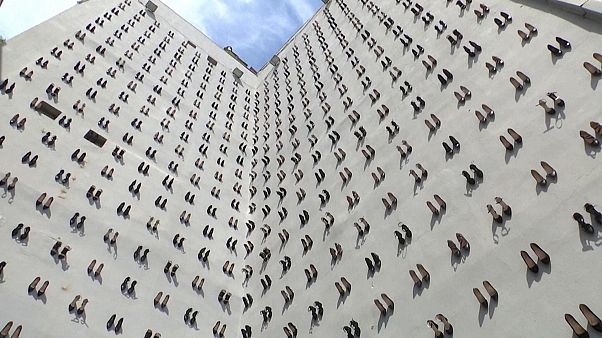 Арт-проект в Стамбуле: 440 пар туфель - 440 убитых женщин Арт-проект в Стамбуле: 440 пар туфель - 440 убитых женщин