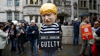 محتجون يقفون أمام مبنى البرلمان البريطاني في لندن إثر قرار رئيس الوزراء بوريس جونسون تعليق أعمال البرلمان 2019/09/24. هنري نيكولز - رويترز