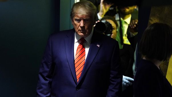 Donald Trump confirma suspensão da ajuda à Ucrânia Donald Trump confirma suspensão da ajuda à Ucrânia