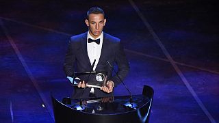 Zsóri Dániel a milánói Scalában megrendezett FIFA-gálán átveszi a Puskás Ferenc-díjat