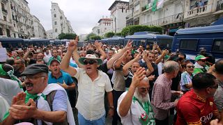 متظاهرونيطالبون برحيل رموز النظام في العاصمة الجزائر