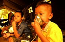 Des enfants sous assistance respiratoire, dans la province de Jambi en Indonésie.