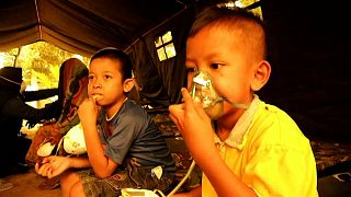 Des enfants sous assistance respiratoire, dans la province de Jambi en Indonésie.