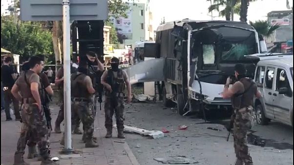 Adana'da çevik kuvvet polislerini taşıyan araca bombalı saldırı: Yaralılar var Adana'da çevik kuvvet polislerini taşıyan araca bombalı saldırı: Yaralılar var
