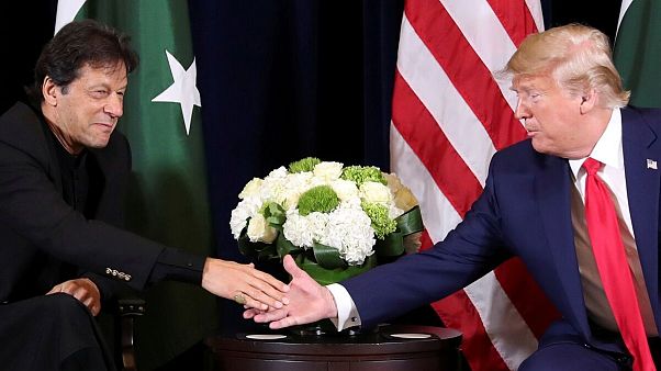 عمران خان، نخست وزیر پاکستان و دونالد ترامپ، رئیس جمهوری ایالات متحده آمریکا در حاشیه چهل و پنجمین نشست مجمع همگانی سازمان ملل متحد در نیویورک عمران خان، نخست وزیر پاکستان و دونالد ترامپ، رئیس جمهوری ایالات متحده آمریکا در حاشیه چهل و پنجمین نشست مجمع همگانی سازمان ملل متحد در نیویورک