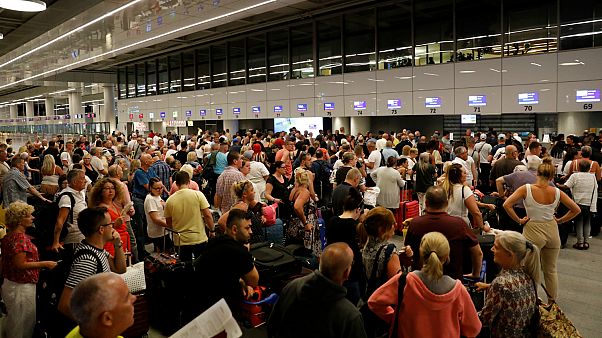 Thomas Cook'un iflasının ardından 16 bin 500 kişiyi İngiltere'ye getirme operasyonu Thomas Cook'un iflasının ardından 16 bin 500 kişiyi İngiltere'ye getirme operasyonu