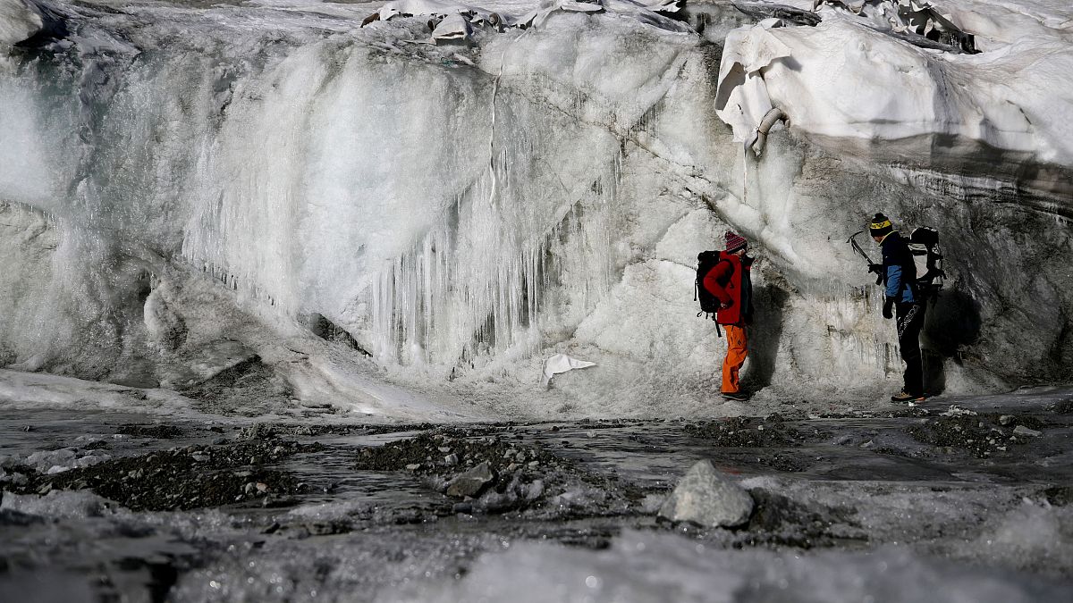 Archivo: científicos en el maltrecho glaciar Schaufelferner, Austria, en octubre de 2018