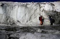 Archivo: científicos en el maltrecho glaciar Schaufelferner, Austria, en octubre de 2018