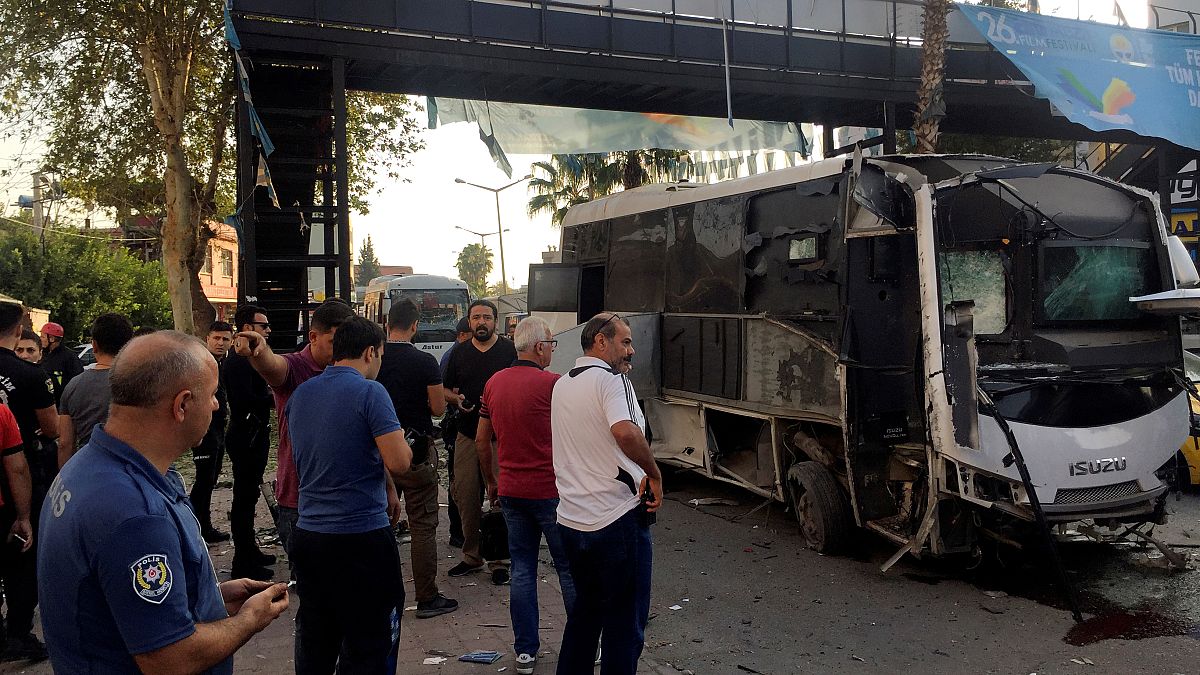 إصابة 5 أشخاص في انفجار قنبلة استهدفت حافلة شرطة جنوب تركيا