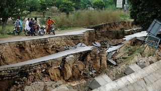Pakistan’da deprem : Yollar yarıldı, direkler yıkıldı, 37 ölü
