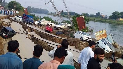 شاهد: زلزال باكستان يتسبب بانهيار الطرقات ووقوع العديد من الحوادث