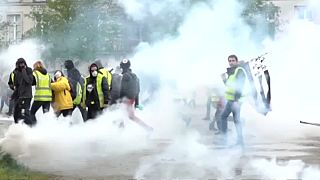 'Yellow vest' protests continue, clashes with riot police in Nantes 