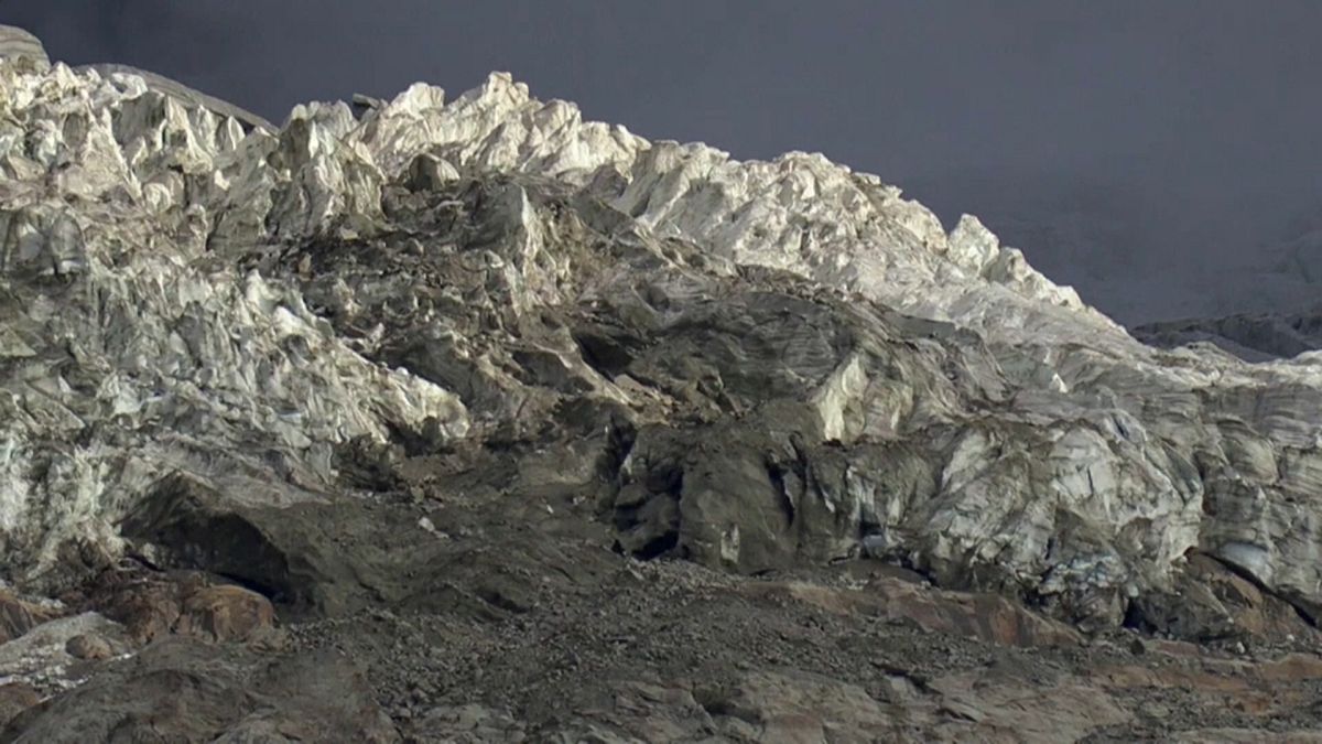 إيطاليا: مخاوف من انهيار إحدى الكتل الجليدية في جبل مون بلان 