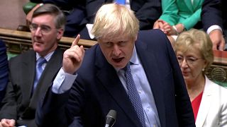 Indulatos csörték – újra munkában a brit parlament