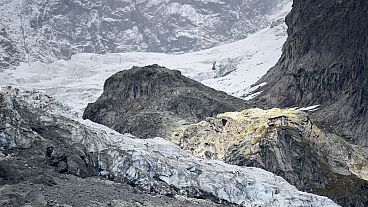 فيديو لإحدى كتل الجليد المهددة بالانهيار في جبل مون بلان في إيطاليا 