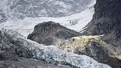 Már nem fehér a Mont Blanc szoknyája