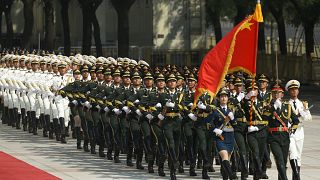 جنود صينيون في استقبال المستشارة الألمانية أنغيلا ميركل خلال زيارة قامت بها إلى الصين
