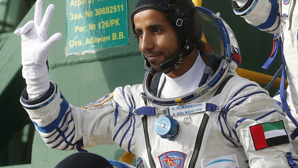 رائد الفضاء الإماراتي هزاع علي المنصوري قبل الانطلاق على متن سويوز