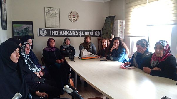 Eylem yapan askeri öğrencilerin annelerine polis müdahalesi: 14 gözaltı Eylem yapan askeri öğrencilerin annelerine polis müdahalesi: 14 gözaltı