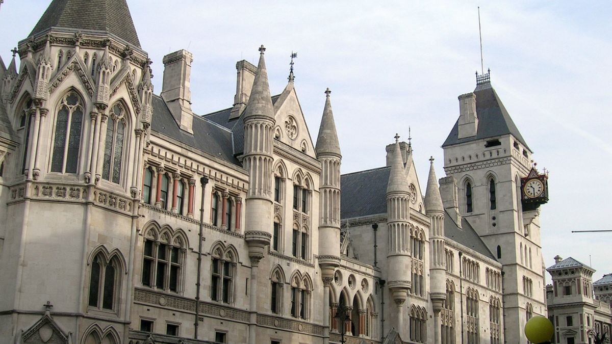 دادگاه بریتانیا: مرد تراجنسیتی که نوزادی را به دنیا آورده مادر او است