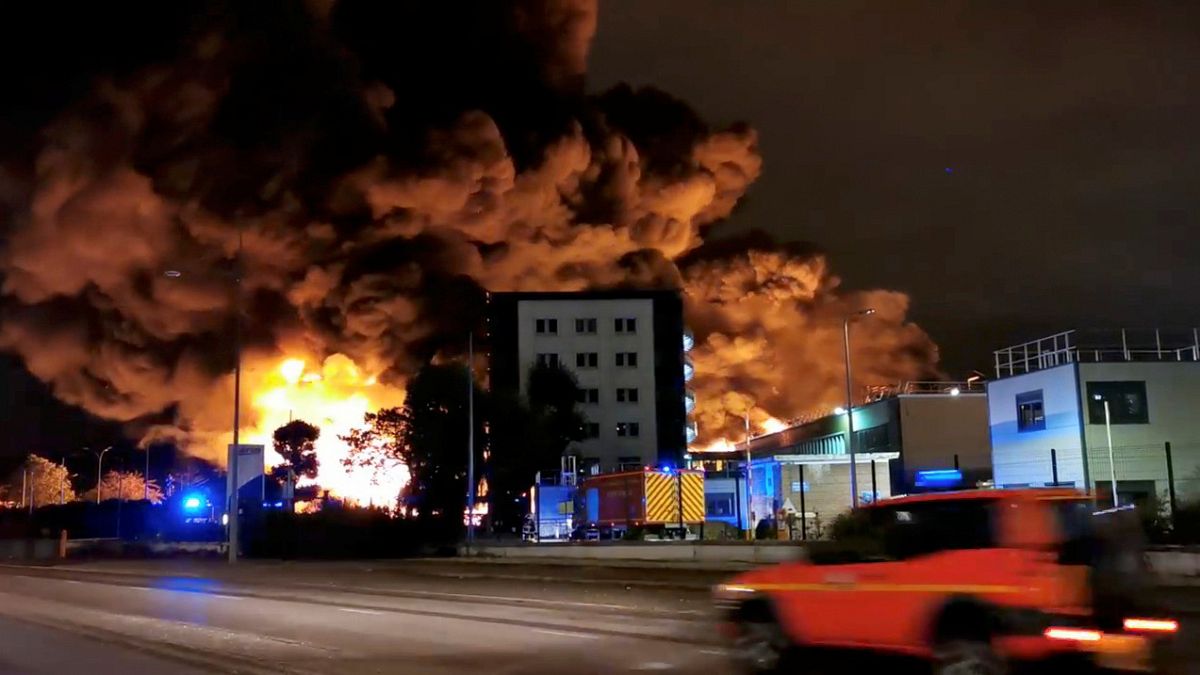 Hatalmas tűz egy franciaországi gyárban