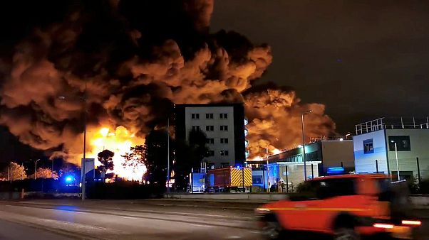 Hatalmas tűz egy franciaországi gyárban Hatalmas tűz egy franciaországi gyárban