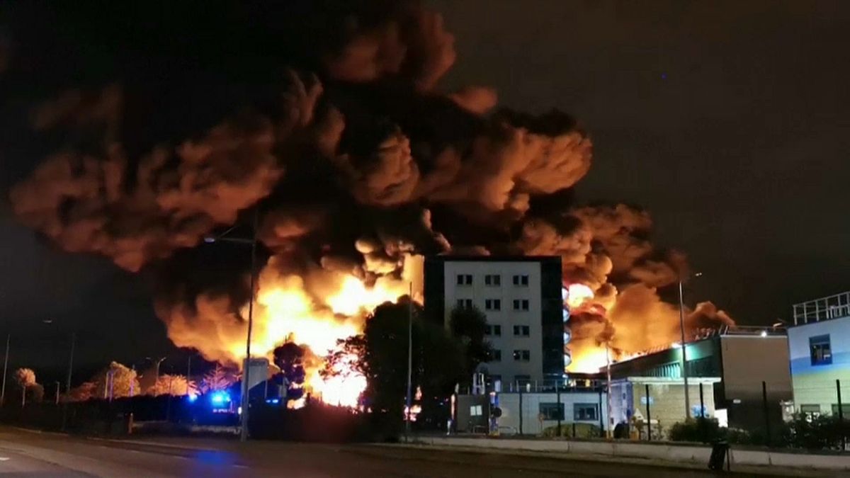 شاهد: حريق هائل في مصنع مواد كيماوية بمدينة روان الفرنسية