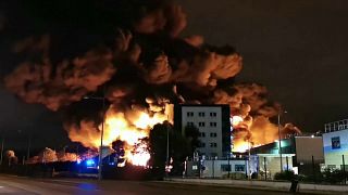 شاهد: حريق هائل في مصنع مواد كيماوية بمدينة روان الفرنسية