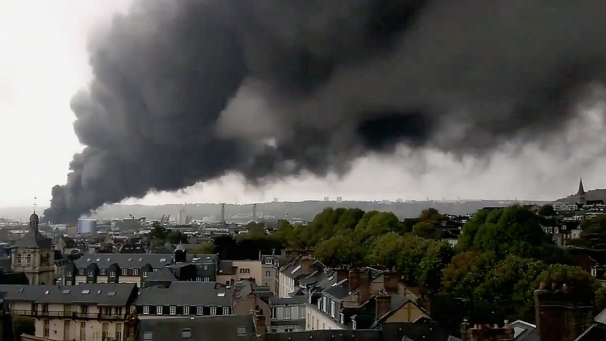دود آتش‌سوزی در آسمان روآن فرانسه؛ شهروندان از ترس خفگی در خانه ماندند