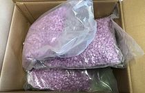 Austria, coppia compra vestiti online e riceve un pacco con 25mila pasticche di ecstasy