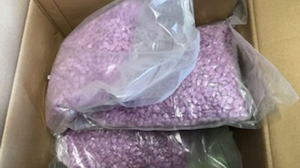 Austria, coppia compra vestiti online e riceve un pacco con 25mila pasticche di ecstasy Austria, coppia compra vestiti online e riceve un pacco con 25mila pasticche di ecstasy
