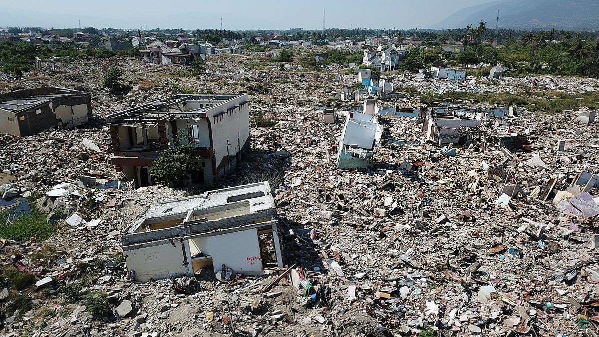 شاهد: 20 قتيلاً وخسائر مادية عقب زلزال يضرب أندونيسيا