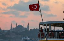 İstanbul'da gün batımı, Ayasofya ve Sultanahmet Camisi'yle güzel görüntü oluşturdu.