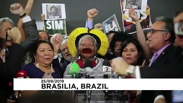 شاهد: معارضو الرئيس البرازيلي يستقبلون زعيم السكان الأصليين للأمازون