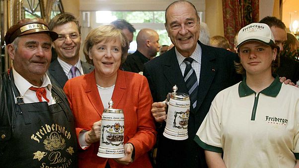 Jacques Chirac et Angela Merkel, à Rheinsberg en Allemagne, le 6 juin 2006 Jacques Chirac et Angela Merkel, à Rheinsberg en Allemagne, le 6 juin 2006