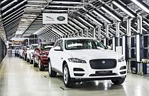 İngiltere'nin en büyük yerli otomobil üreticisi Jaguar, Brexit nedeniyle üretimini askıya alıyor