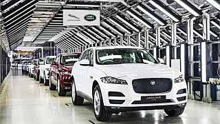 İngiltere'nin en büyük yerli otomobil üreticisi Jaguar, Brexit nedeniyle üretimini askıya alıyor