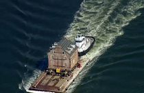 شاهد: أمريكي يشحن قصره التاريخي بحراً لأن موقعه الأساسي لم يعجبه