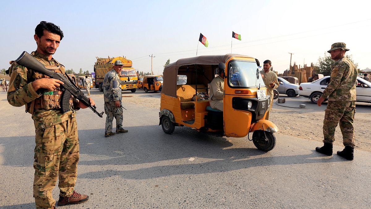Afganistan'da seçim önlemi: 100 bin güvenlik görevlisi sandıkların başında