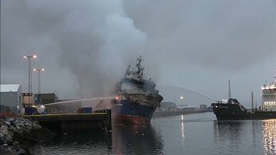 شاهد: سفينة محملة بالوقود تشتعل في ميناء نرويجي 