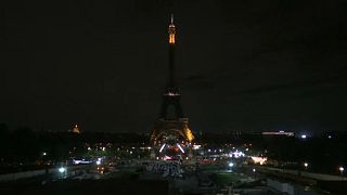 Sötétbe borult az Eiffel-torony, az elhunyt Jacques Chiracra emlékeznek