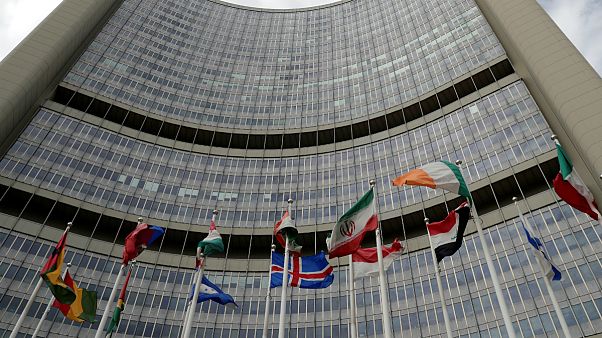پرچم ایران مقابل مقر سازمان بین المللی انرژی اتمی پرچم ایران مقابل مقر سازمان بین المللی انرژی اتمی